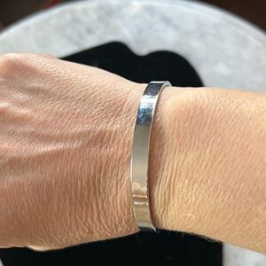“Difficult Roads Lead to Beautiful Destinations” Arrow Adorned Silver-tone‎ Cuff